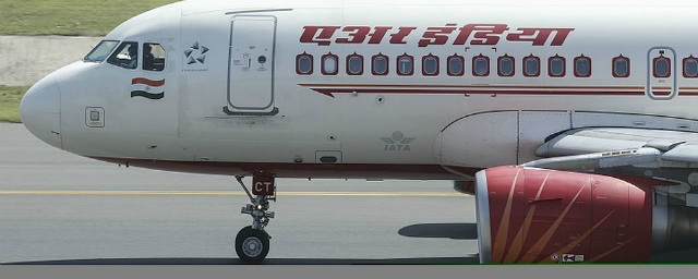 В Индии во время взлета пассажирский самолет задел стену аэропорта